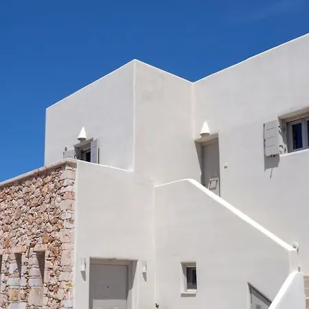 In The Heart Of & Free Pool - Nychteri Fira (Santorini)